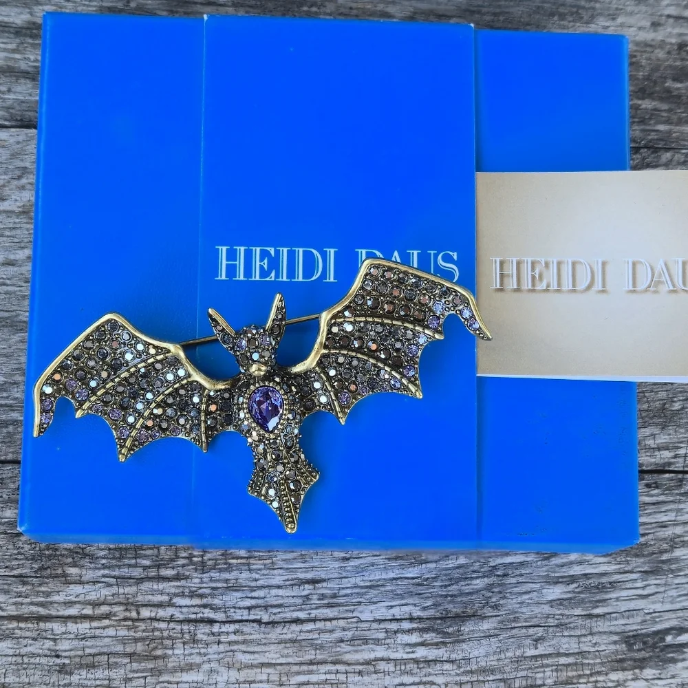 HEIDI DAUS Swarovski Crystal BAT Brooch Pin Mint Original Box Halloween Designer - Picture 14 of 16